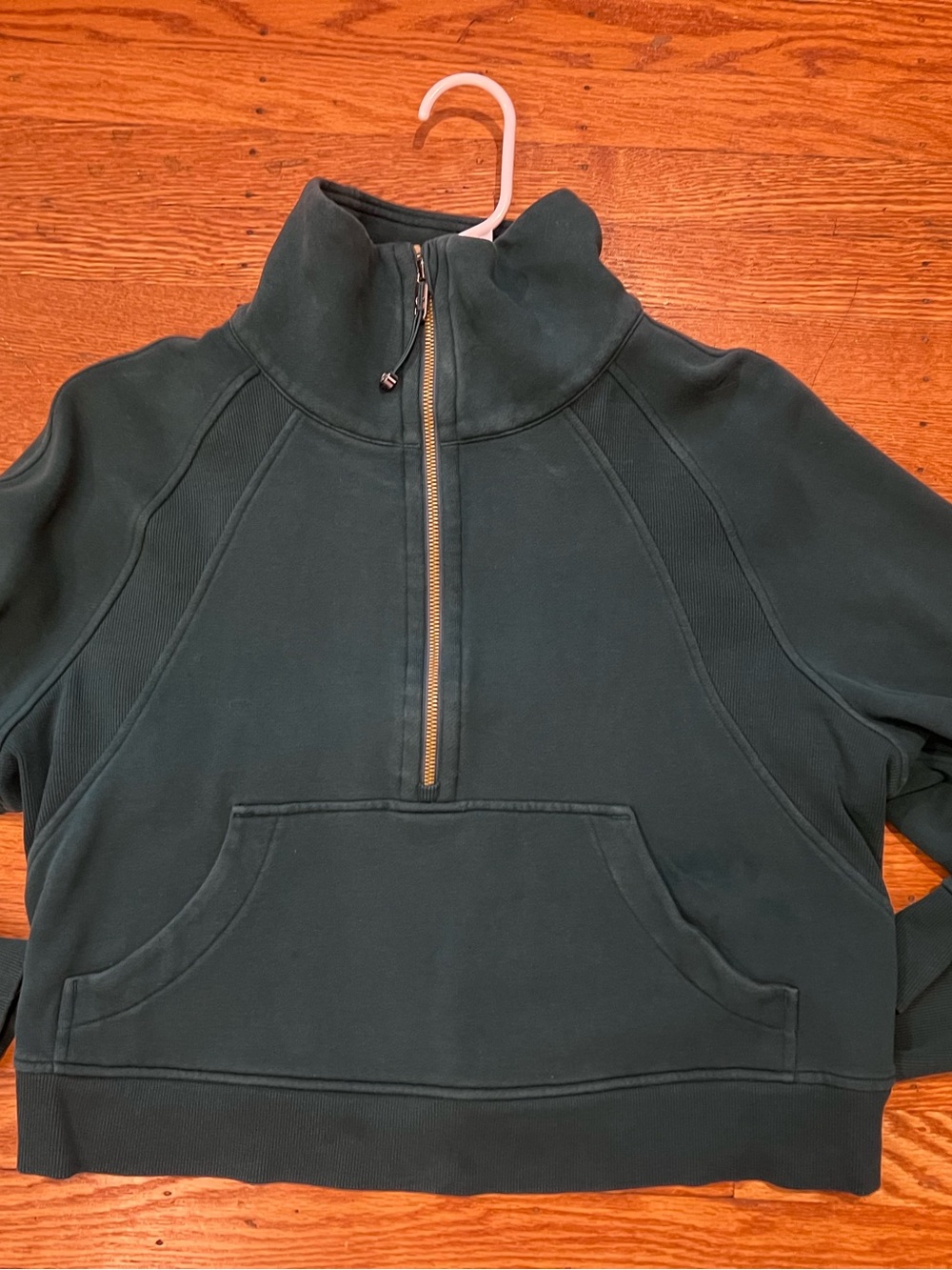 Lululemon woman’s green cropped sweatshirt size M/L